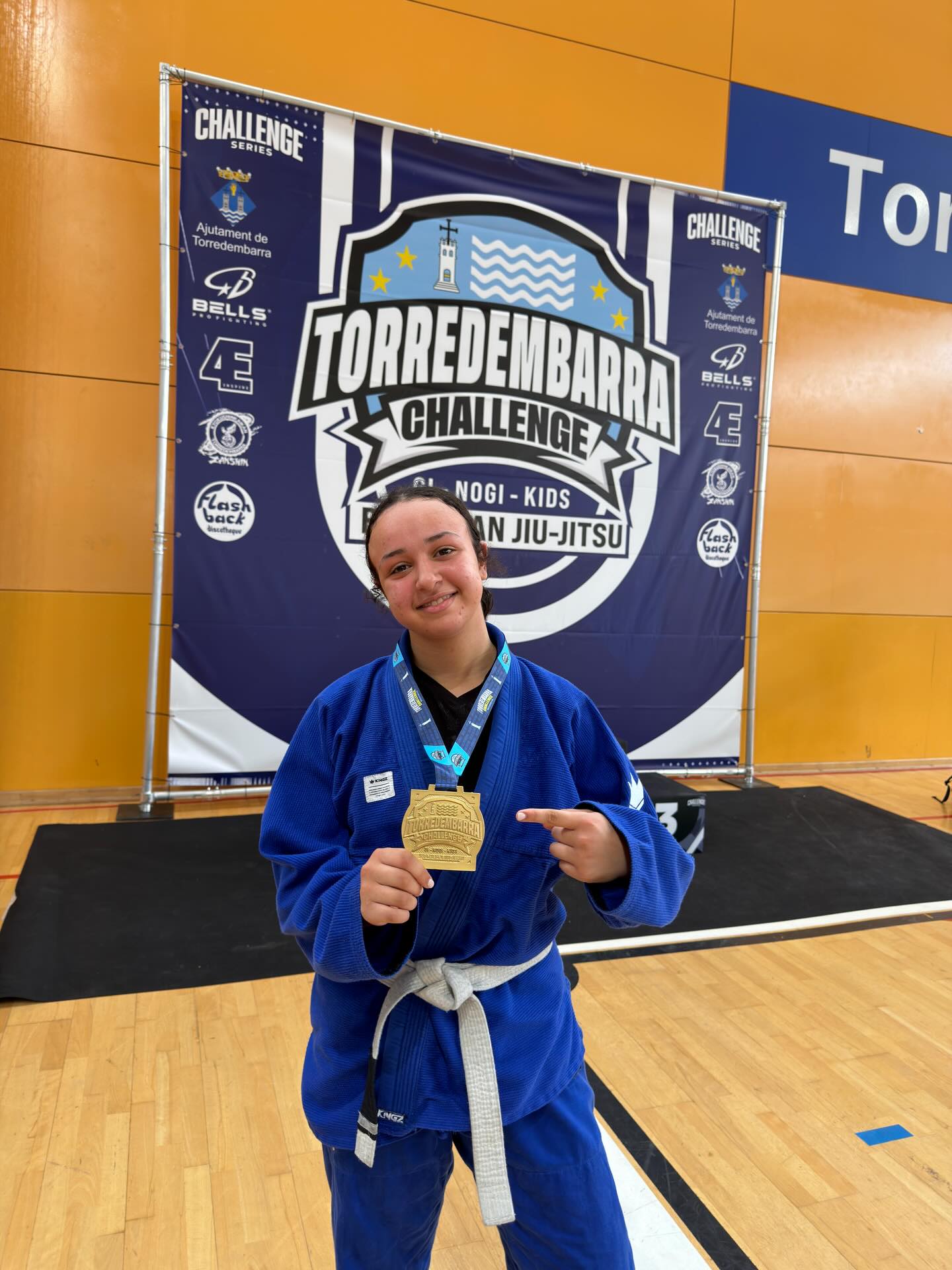 Competidora de Fight Lab Academy con medalla en el Torredembarra Challenge