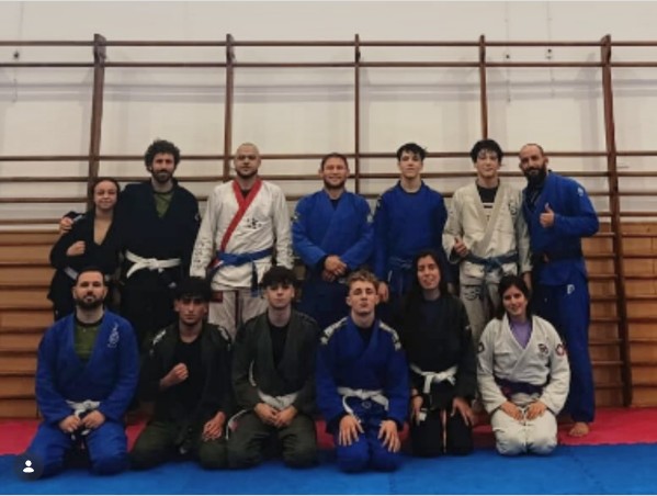Grupo de alumnos de Fight Lab Academy tras el entrenamiento con Claudio Calasans